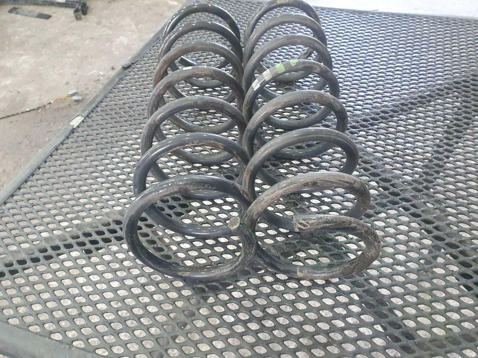 Sprężyna sprężyny tył tylne Ford Focus mk2 lift 5 drzwi 1.4 1.6 hatch
