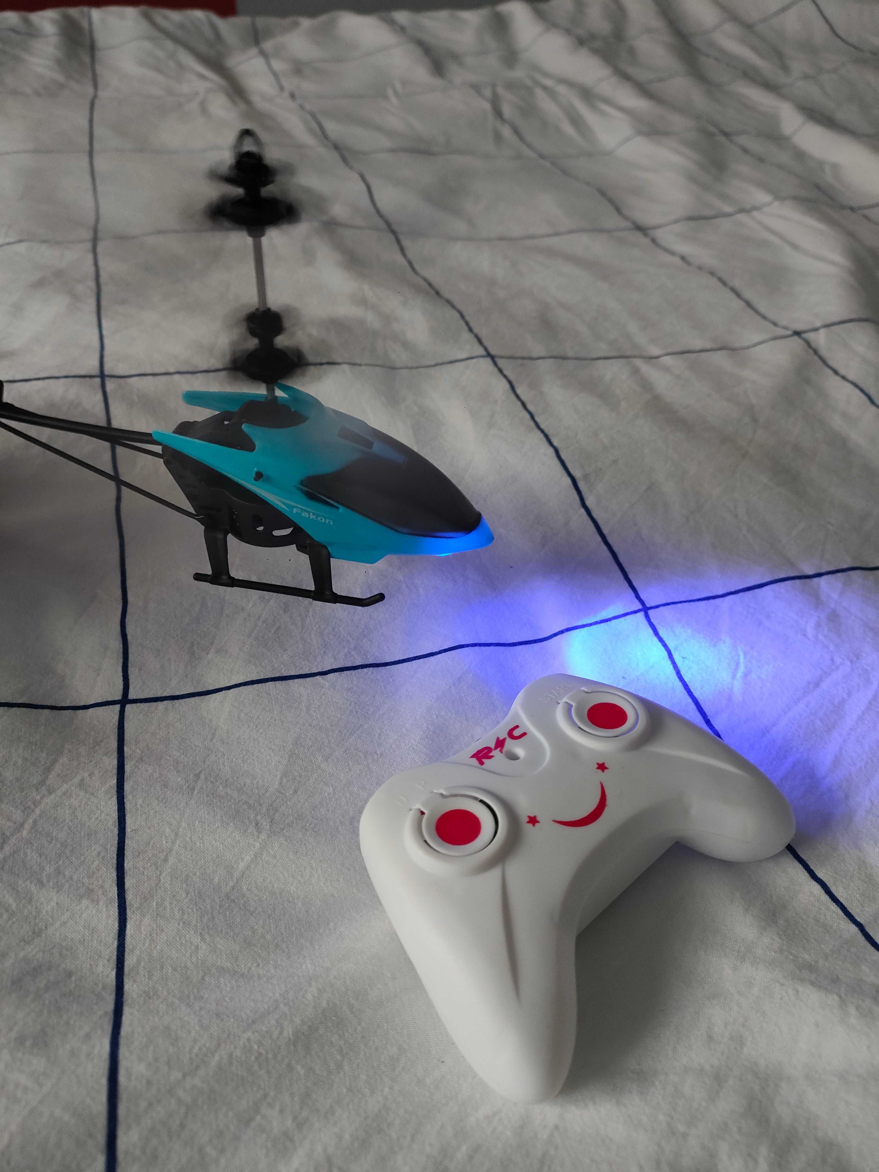Helikopter zdalnie sterowany z pilotem