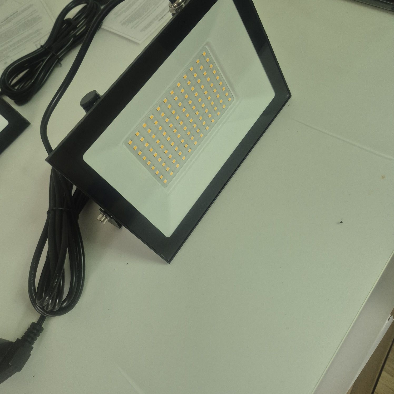 Led 100W Zewnetrzny IP 66 3000k z Przewodem i Wtyczka 
Ledy Nowe, mozl