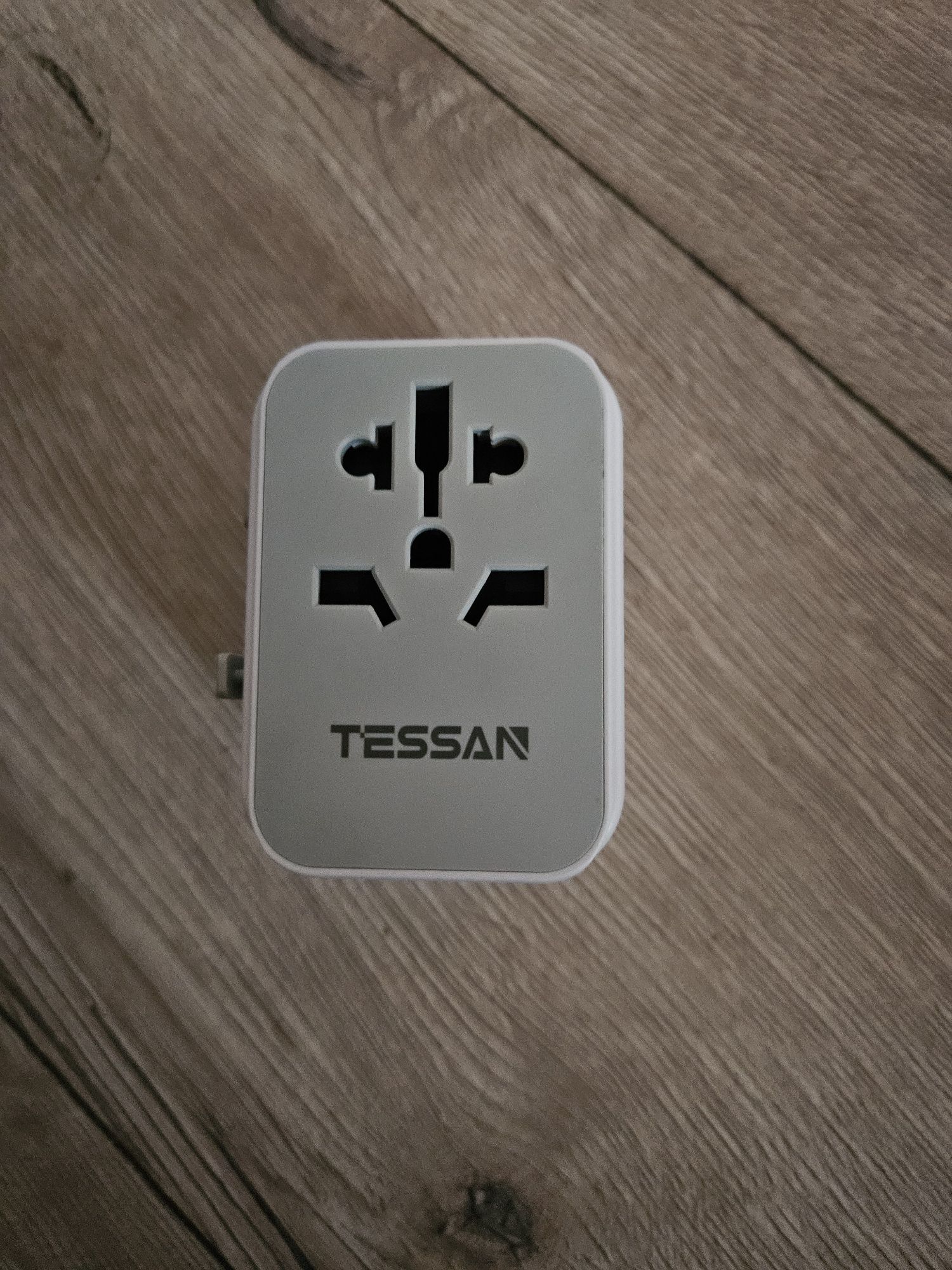 Adapter podróżny TESSAN na całym świecie,  z 2 USB i 2 USB C