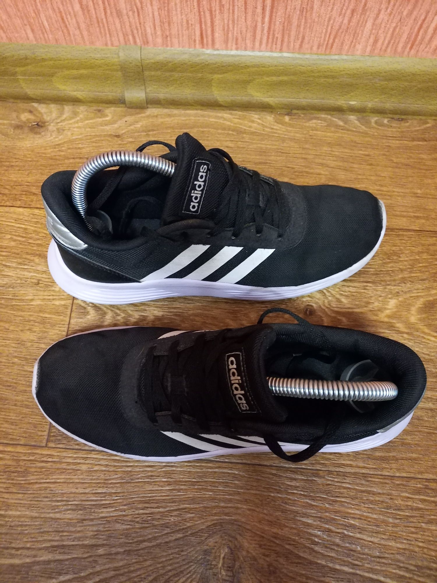 Adidas  кроссовки 39,5