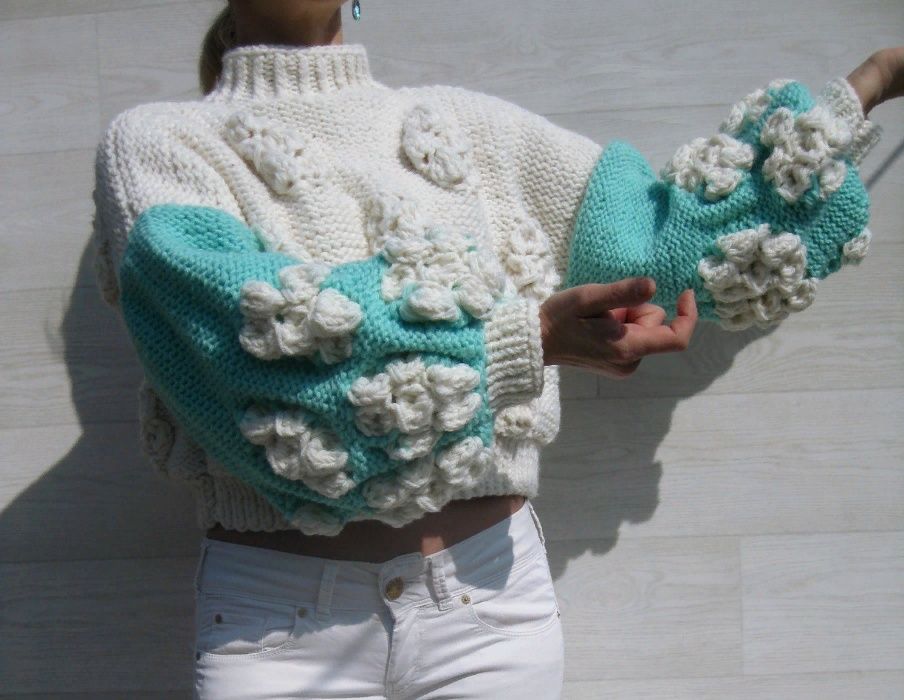 Красивый объёмный вязаный свитер с цветами белый ручная работа S M