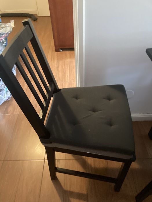 Mesa quadrada de abas e 4 cadeiras com almofadas
