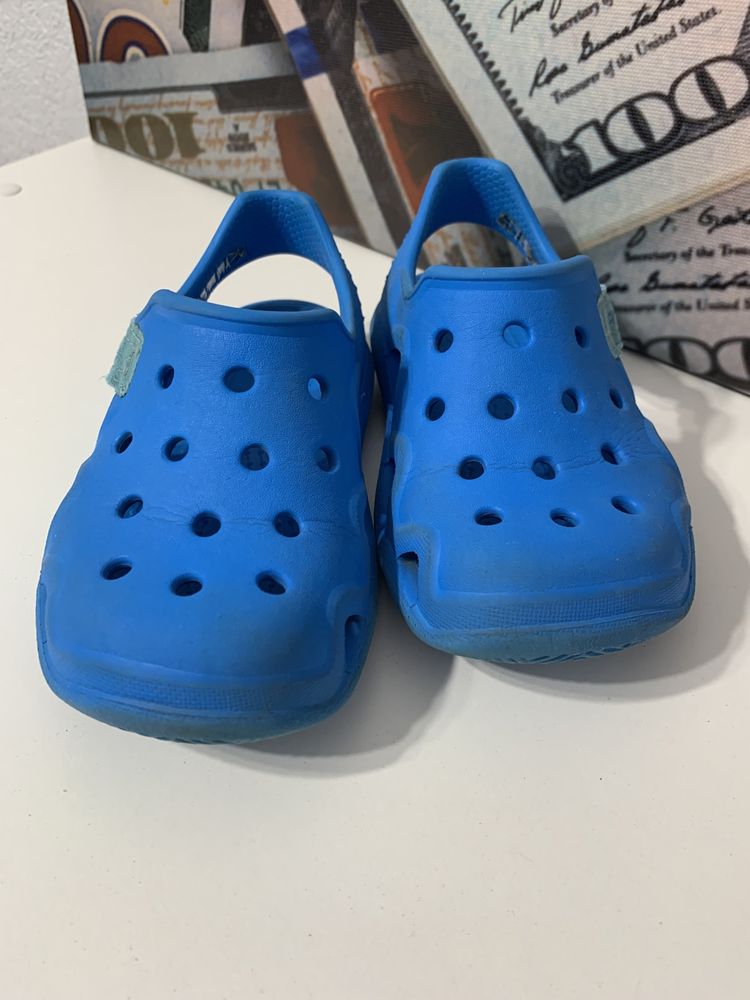 Босоніжки, сандалі crocs