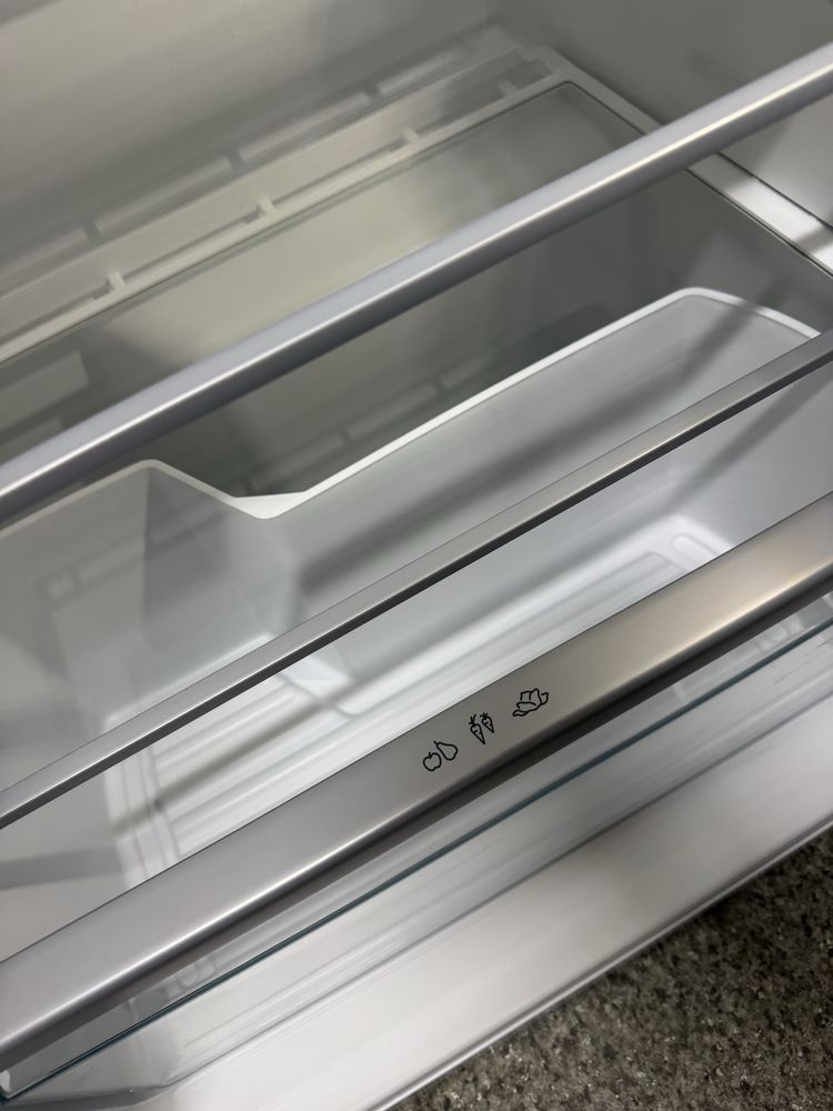 Малий вбудований холодильник Miele K 7103 D (втраиваемый)