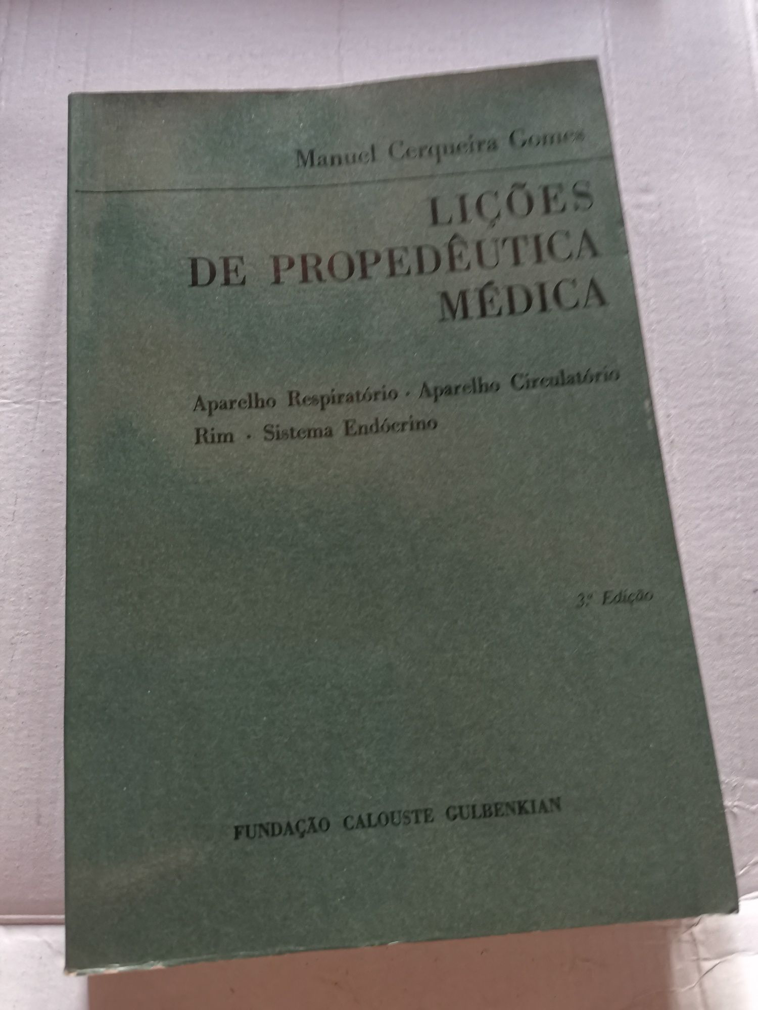 Vários livros de estudo universitários da Calouste Gulbenkian