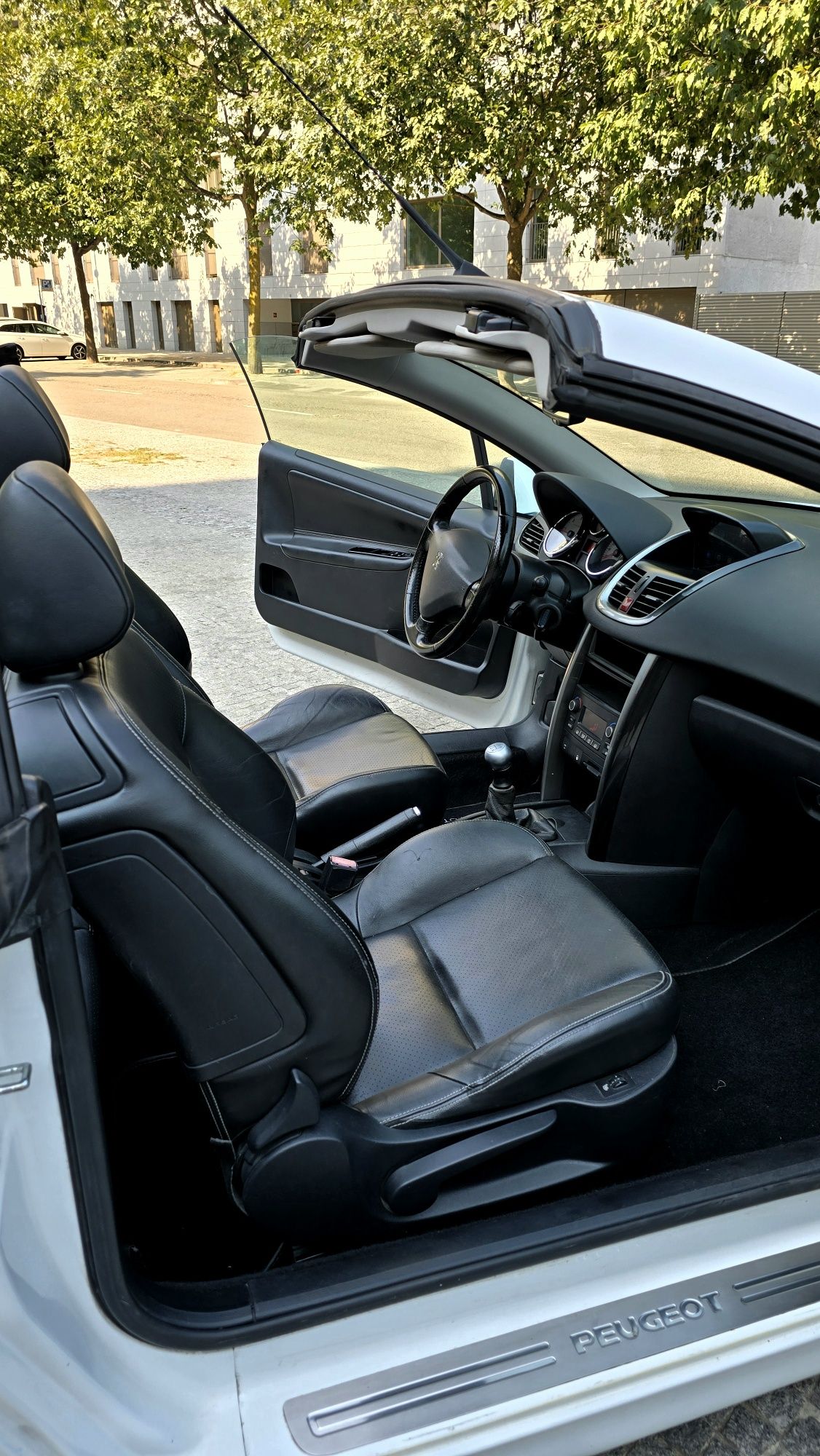 Peugeot 207CC – Descapotável com estilo e confortoPeugeot 207CC 1.6 Di