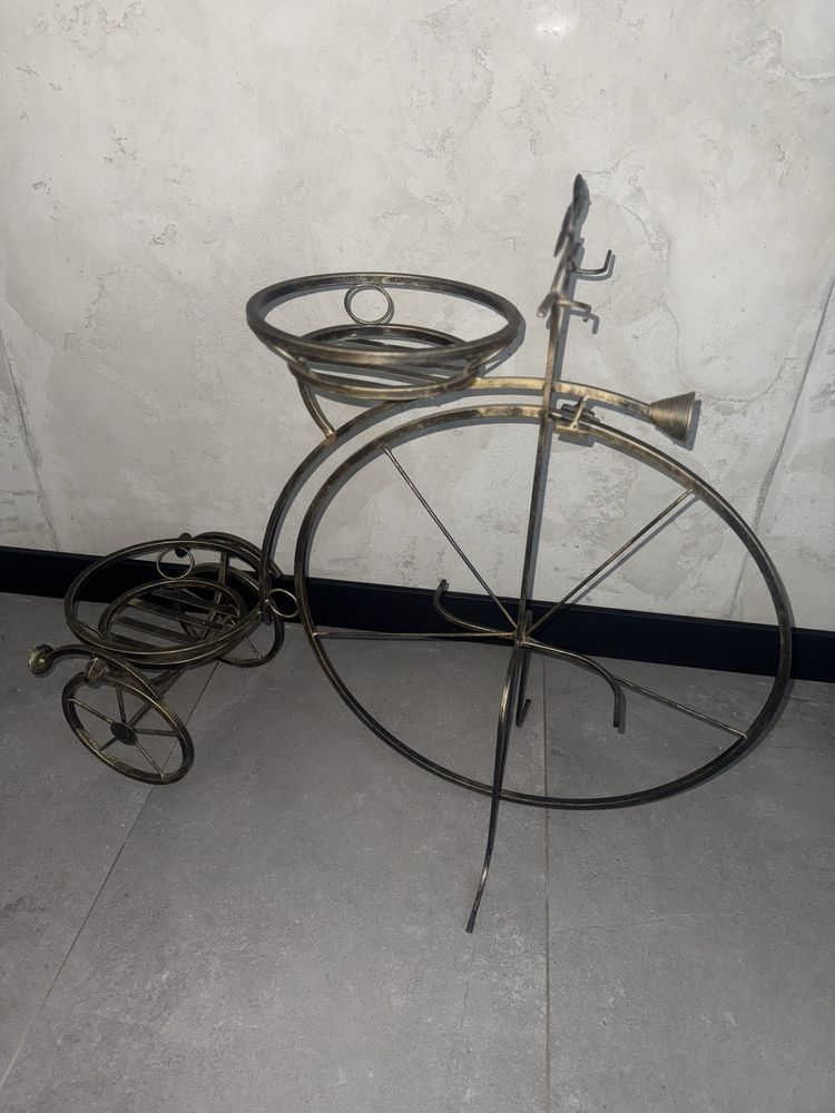Metalowy kwietnik rower na rośliny