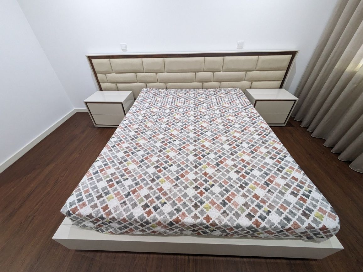 Cama 160x200 com arrumação com 2 mesinhas cabeceira e