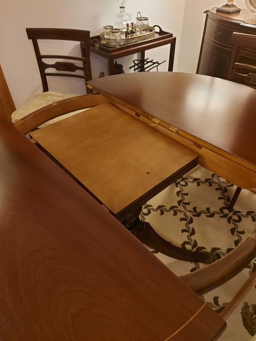 Mesa de jantar extensível e 4 cadeiras