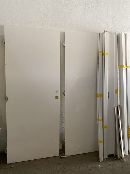 Portas de interior desmontadas e respectivas aduelas,