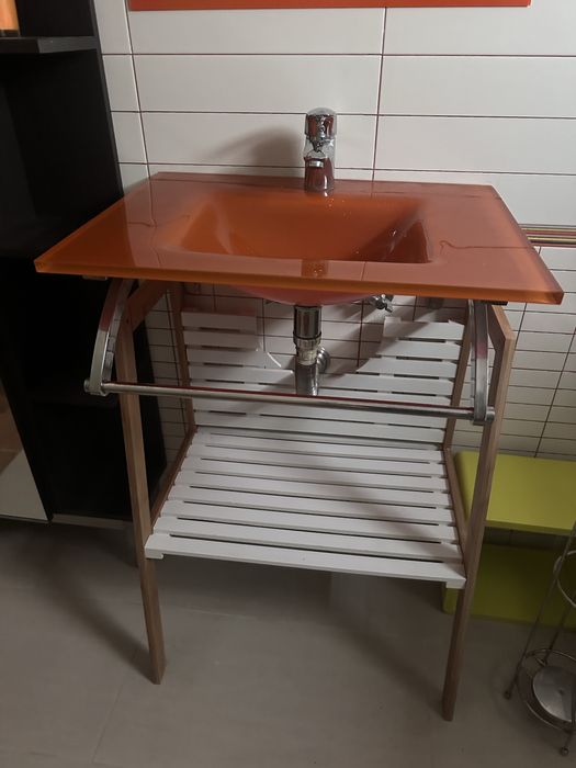 Estrutura de movel de casa de banho com lavatório