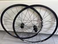 Kola szosowe mavic aksium center lock shimano