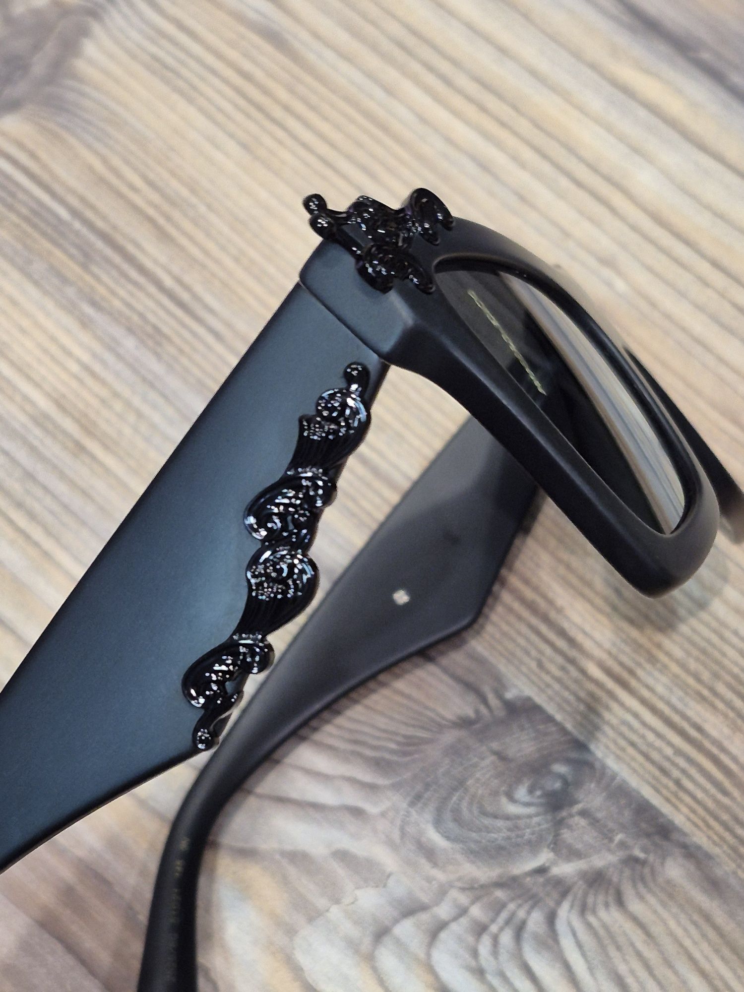 Matowe czarne, ekstrawaganckie okulary przeciwsłoneczne DG 4434 od D&G