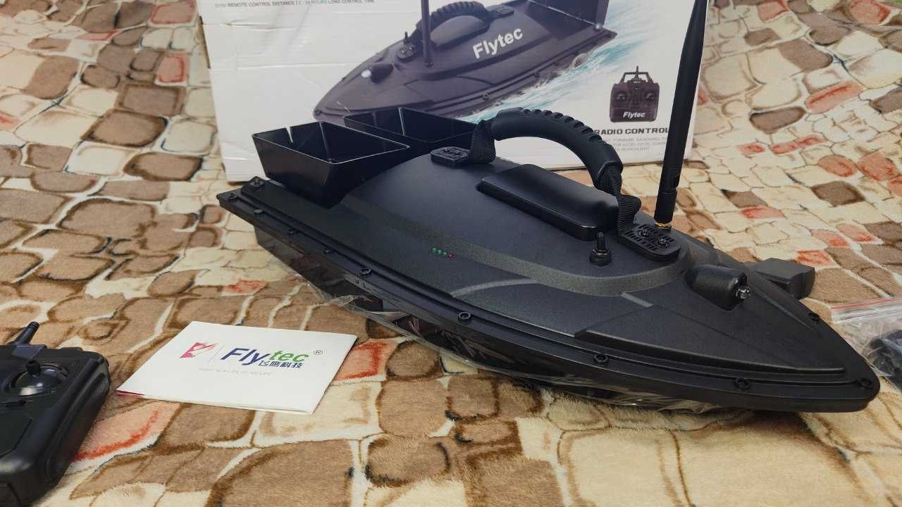 Кораблик на пульті для завозу прикормки рибалки Flytec 5200 mah