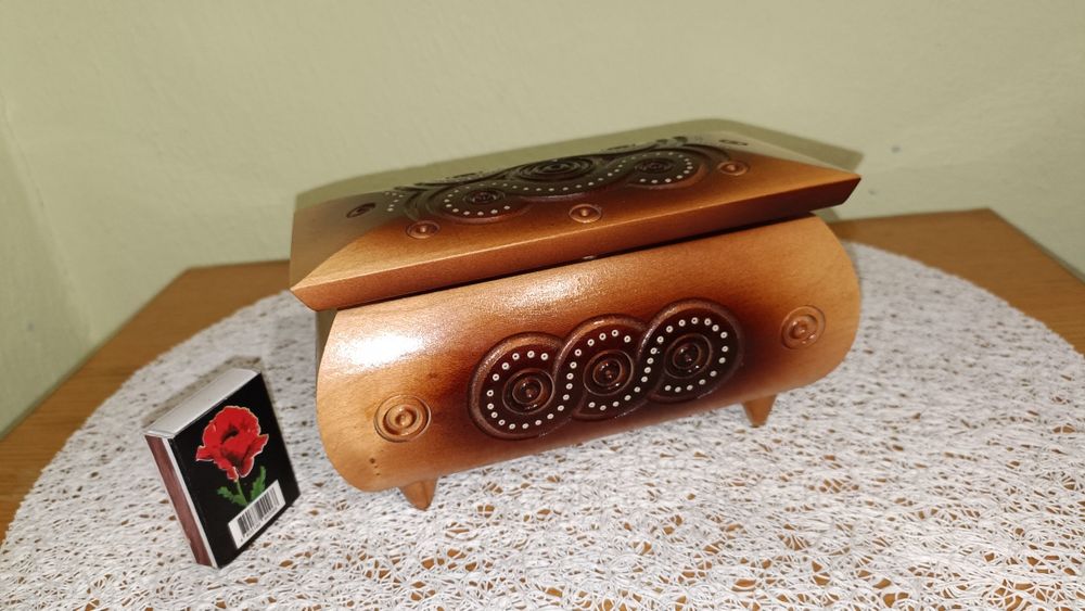 Дерев'яна шкатулка