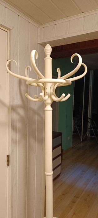 Wieszak drewniany biały