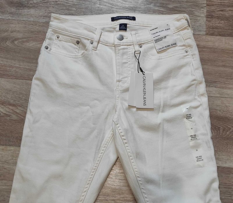 Джинси Calvin Klein
Вузькі джинси середньої посадки