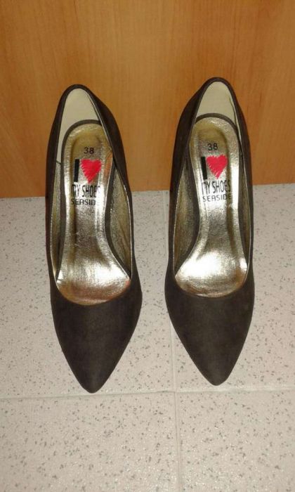 Sapatos camurça castanhos