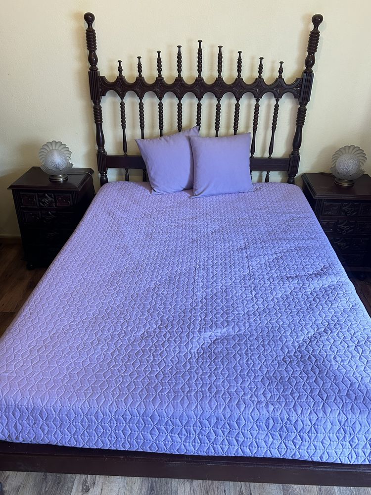 Vendo cama em madeira maciça com colchão