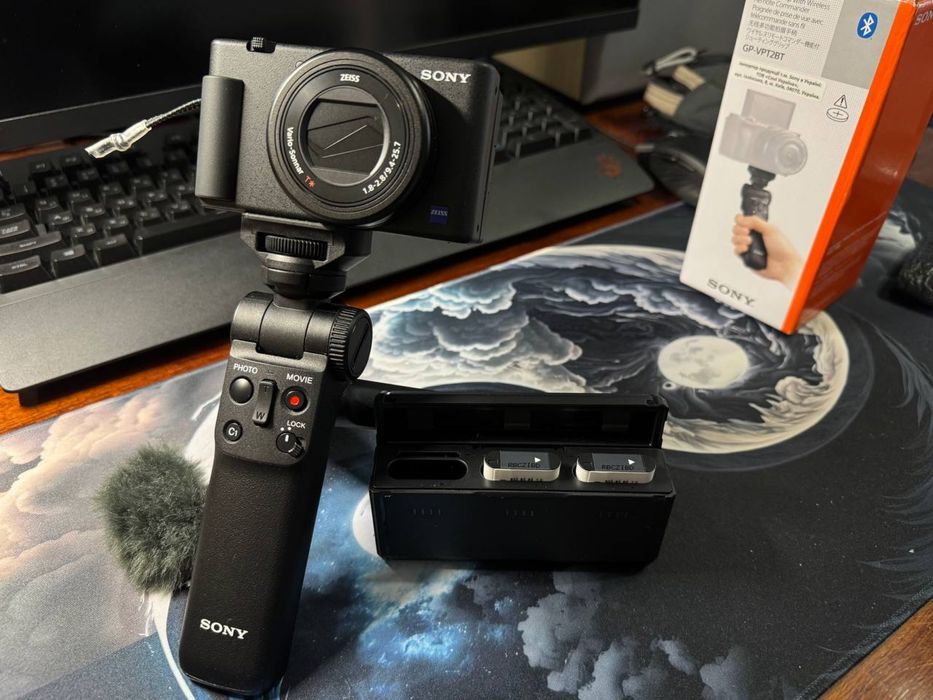Sony ZV-1 + штатив-держатель GP-VPT2BT + аксессуары