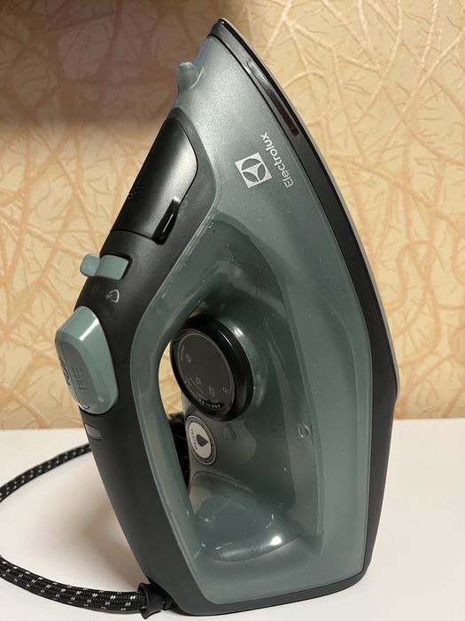 Праска Electrolux E8SI2-6OG – потужна та сучасна для ідеальної гладі!