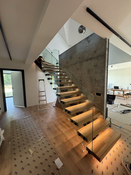 Schody premium, szklane balustrady