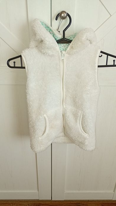 Kamizelka bezrękawnik z kapturem uszka kilki&koko biały 110 cm .