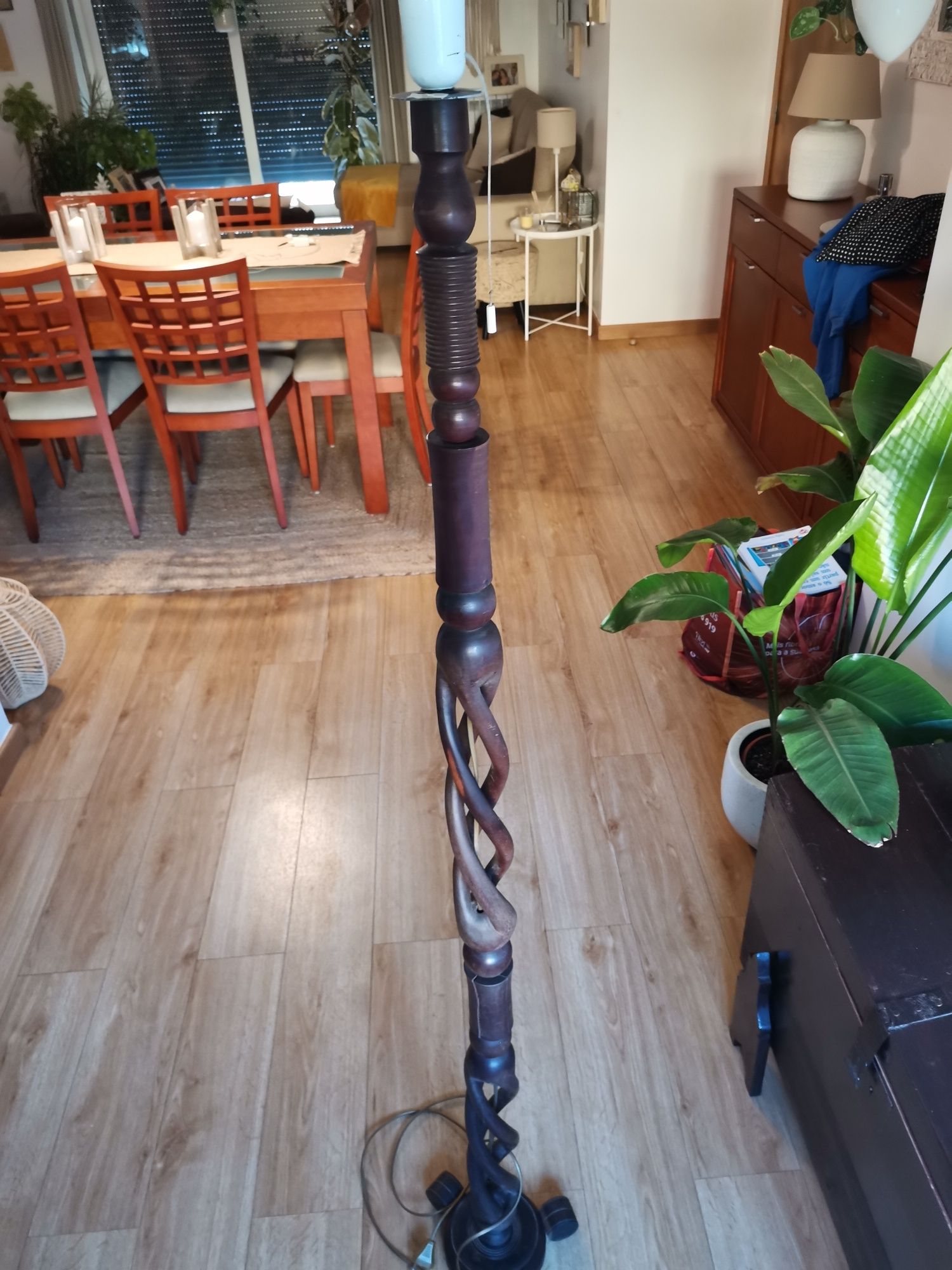 Candeeiro de pé em pau preto