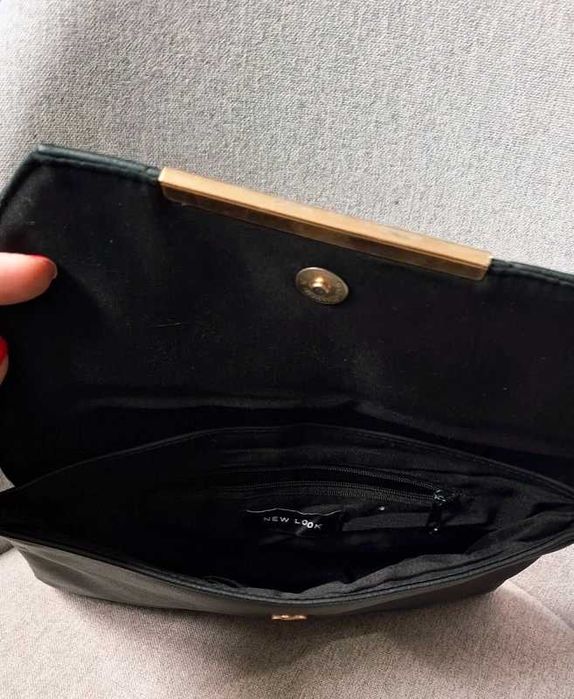 Czarna torebka pikowana kopertowka do ręki New Look
