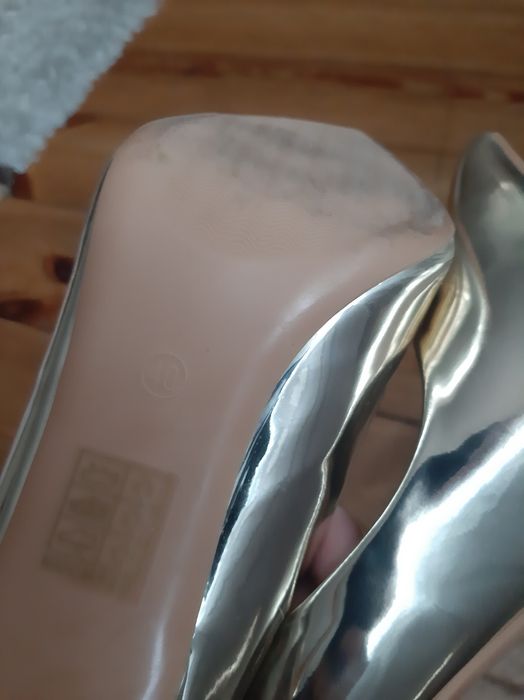 Złote  szpilki roz. .40 Givana