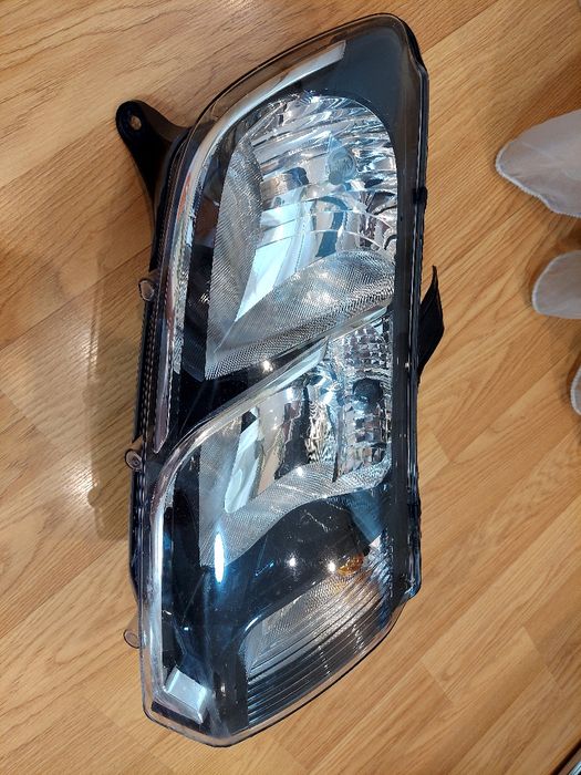 Фара передня права Renault 260105559R