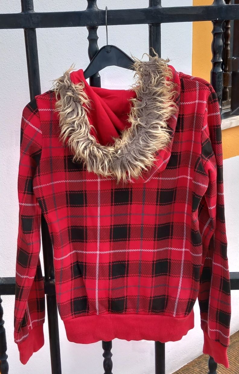 Casaco vermelho com capuz, tamanho S da Bershka 8€