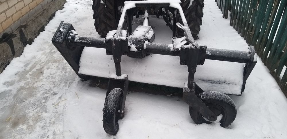 Продаю на міні трактор МТЗ комунальну  щітку.