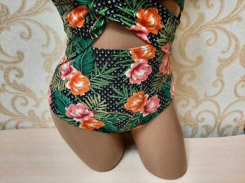 Красивый купальник монокини в цветочный принт New Look
