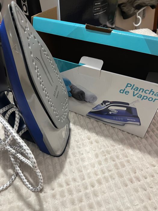 Ferro de passar roupa NOVO nunca usado, na caixa!