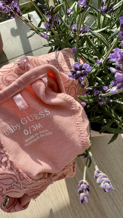 Rampers marki GUESS – rozmiar 56