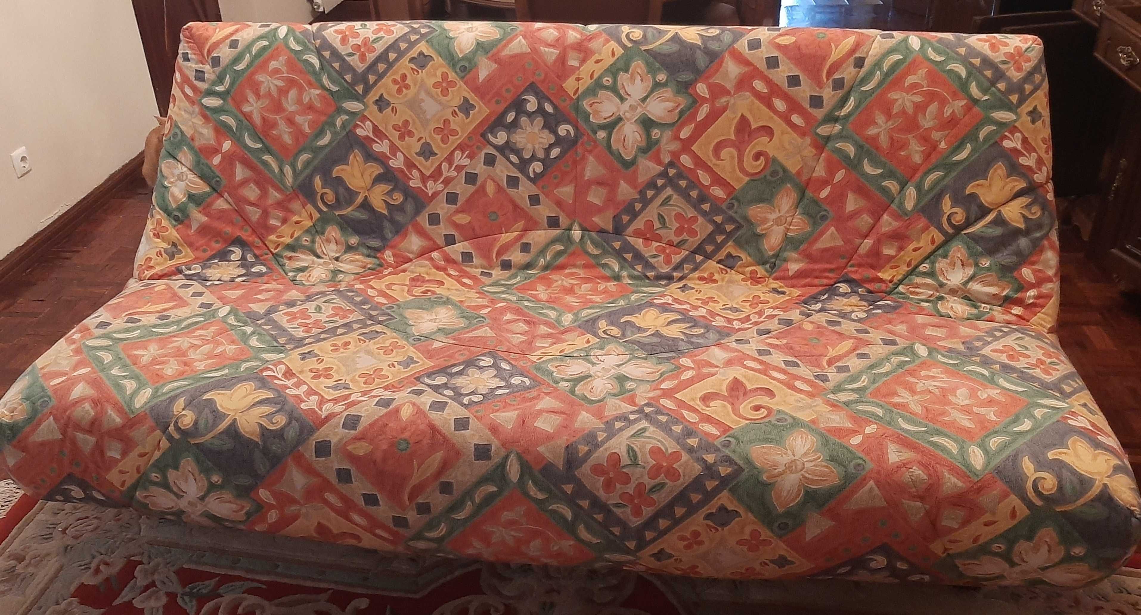 Sofá cama com apoio de pés