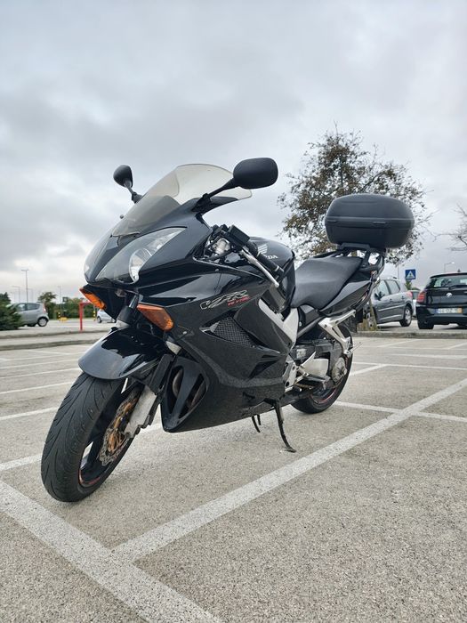 Honda VFR 800 VTEC – Top Case + Escape Black Widow