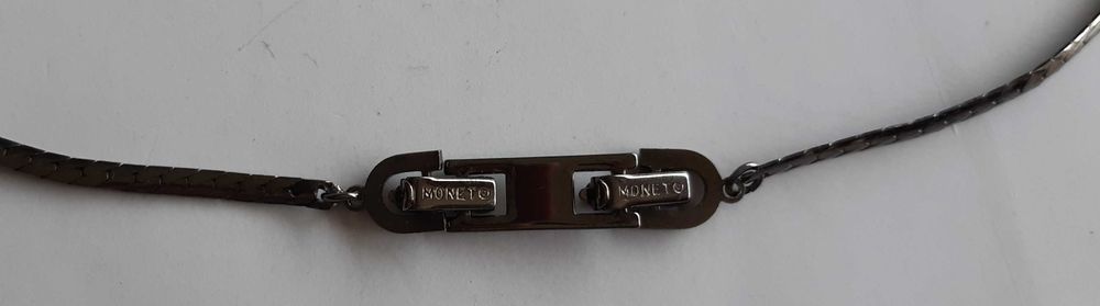 Colar dos anos 60 assinado por Monet