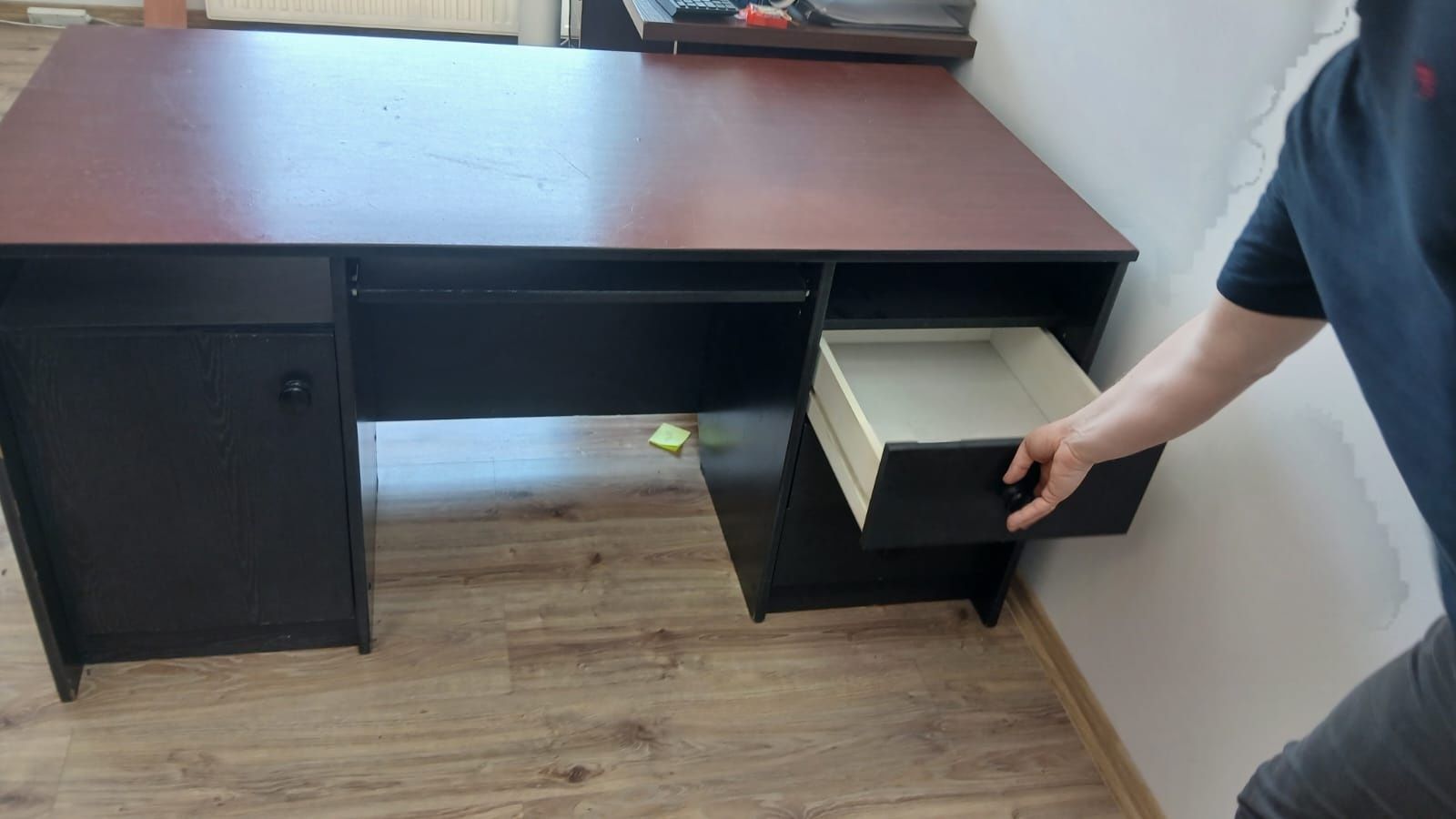 Używane biurko z szufladami