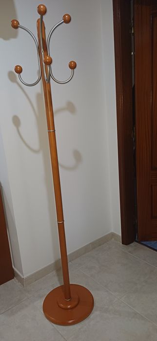 Cabide de pé em madeira