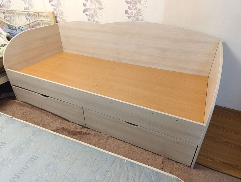 Ліжко +матрац гарний стан 80 на 190