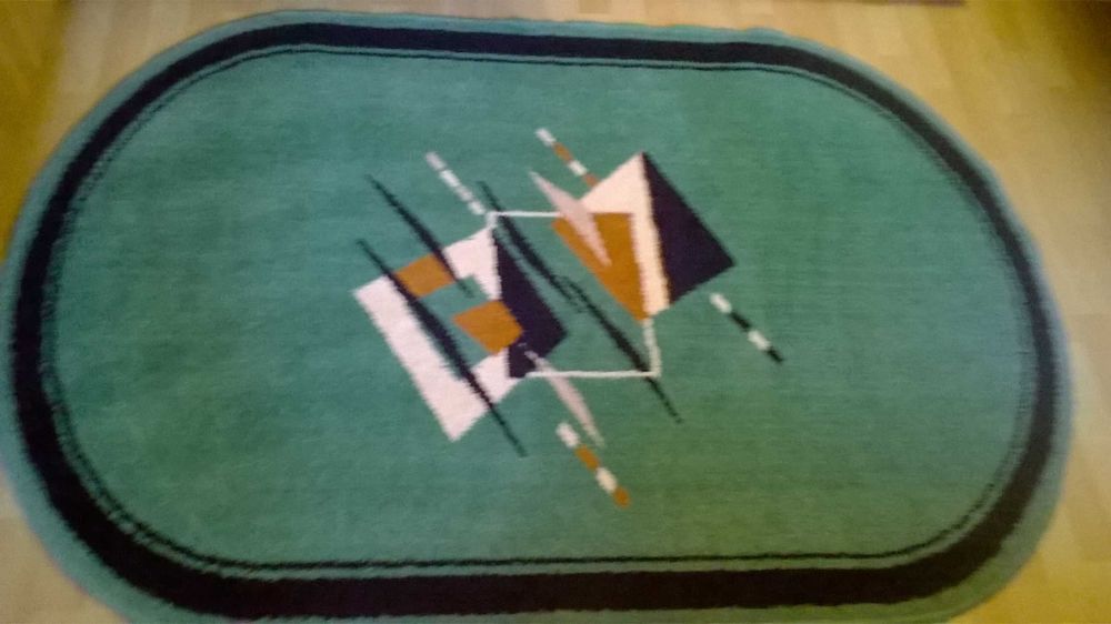 Owalny zielony dywan