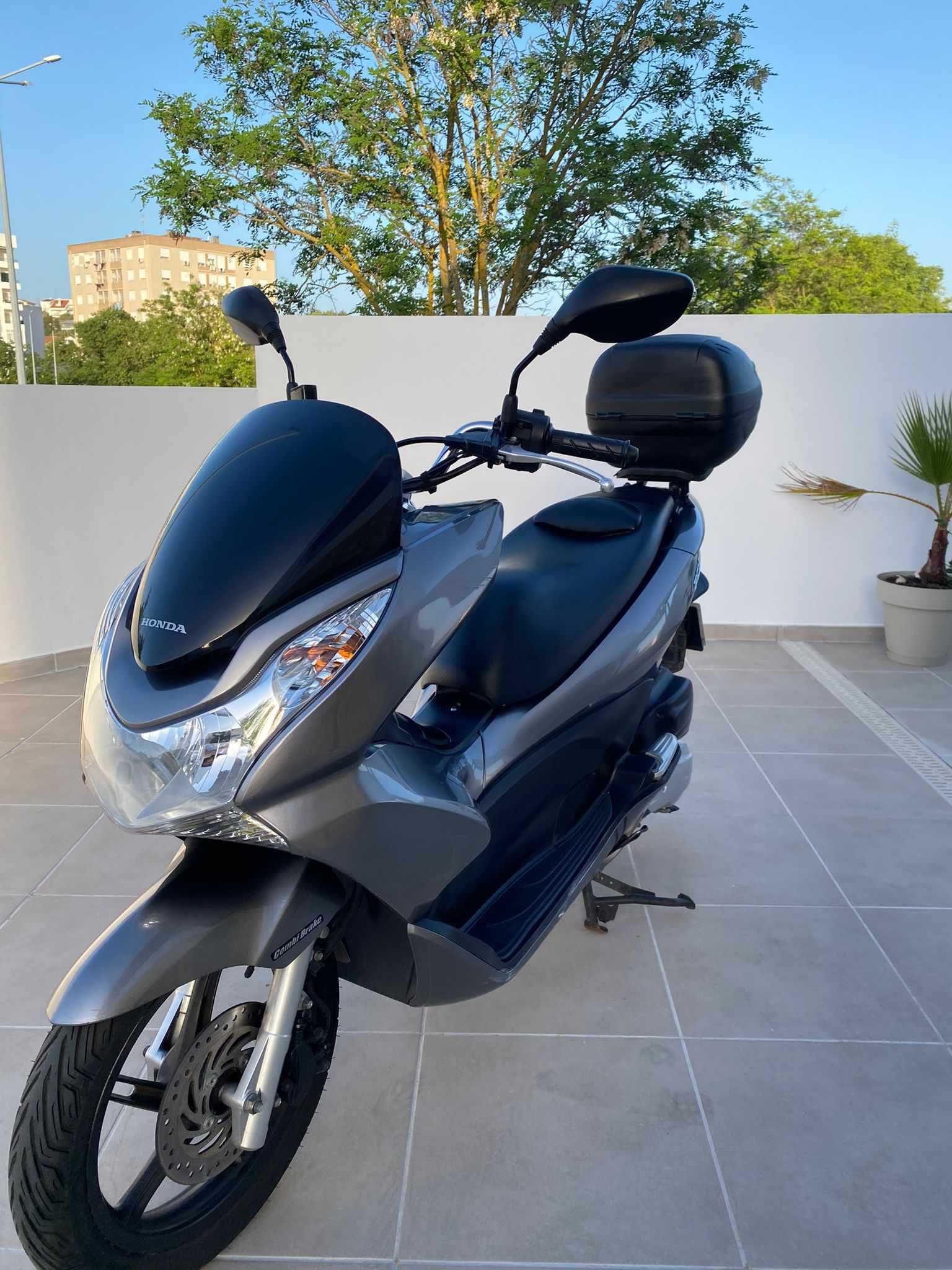 Honda PCX 125 impecável com apenas 12575 kms