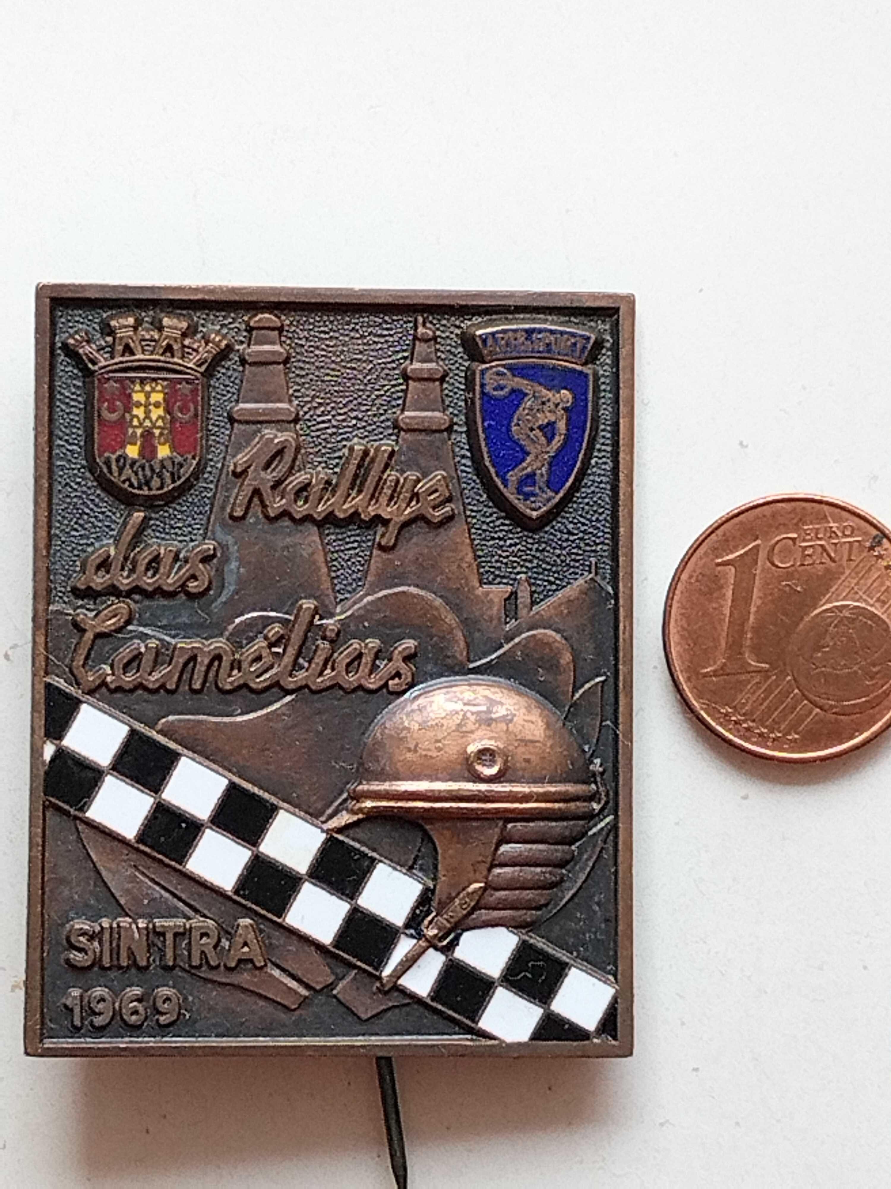 Fabulosa colecção de 7 emblemas antigos do rally das Camélias