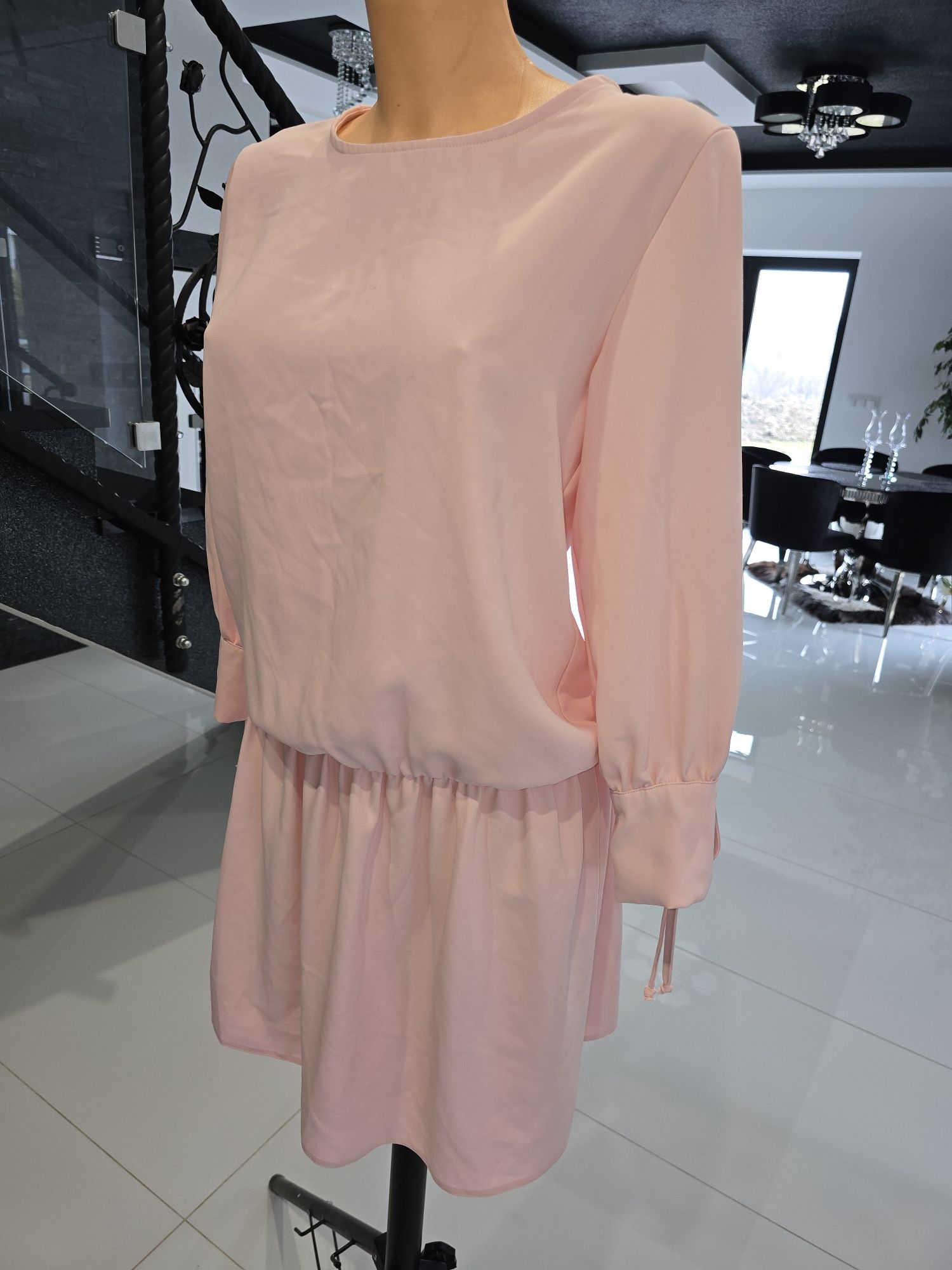 Sukienka pastelowa pudrowy róż wygodna elegancka stylowa z gumka Soho
