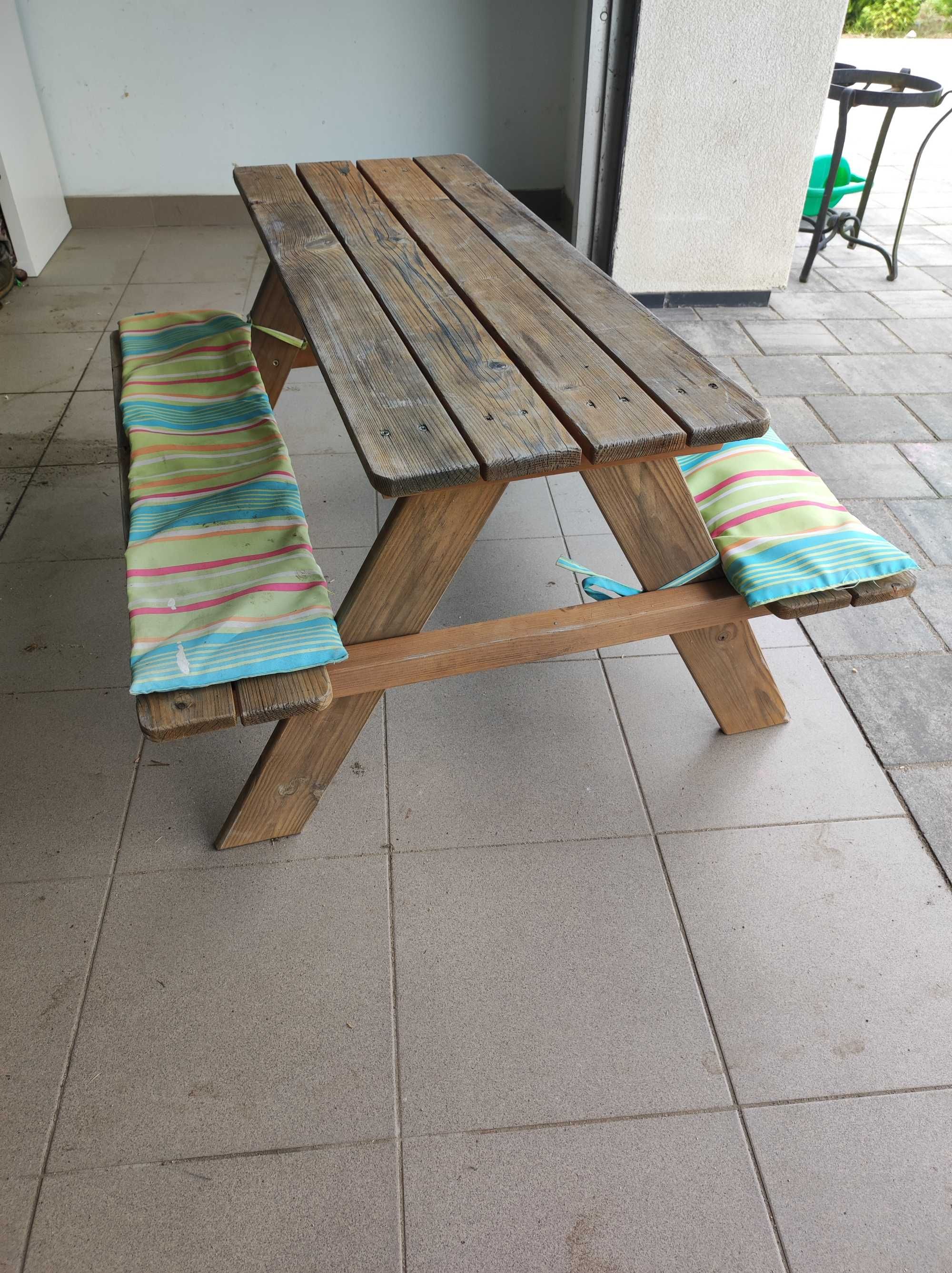 Stolik dla dzieci do ogrodu