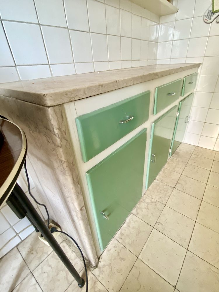 Bancada de Pedra e Armarios de Cozinha