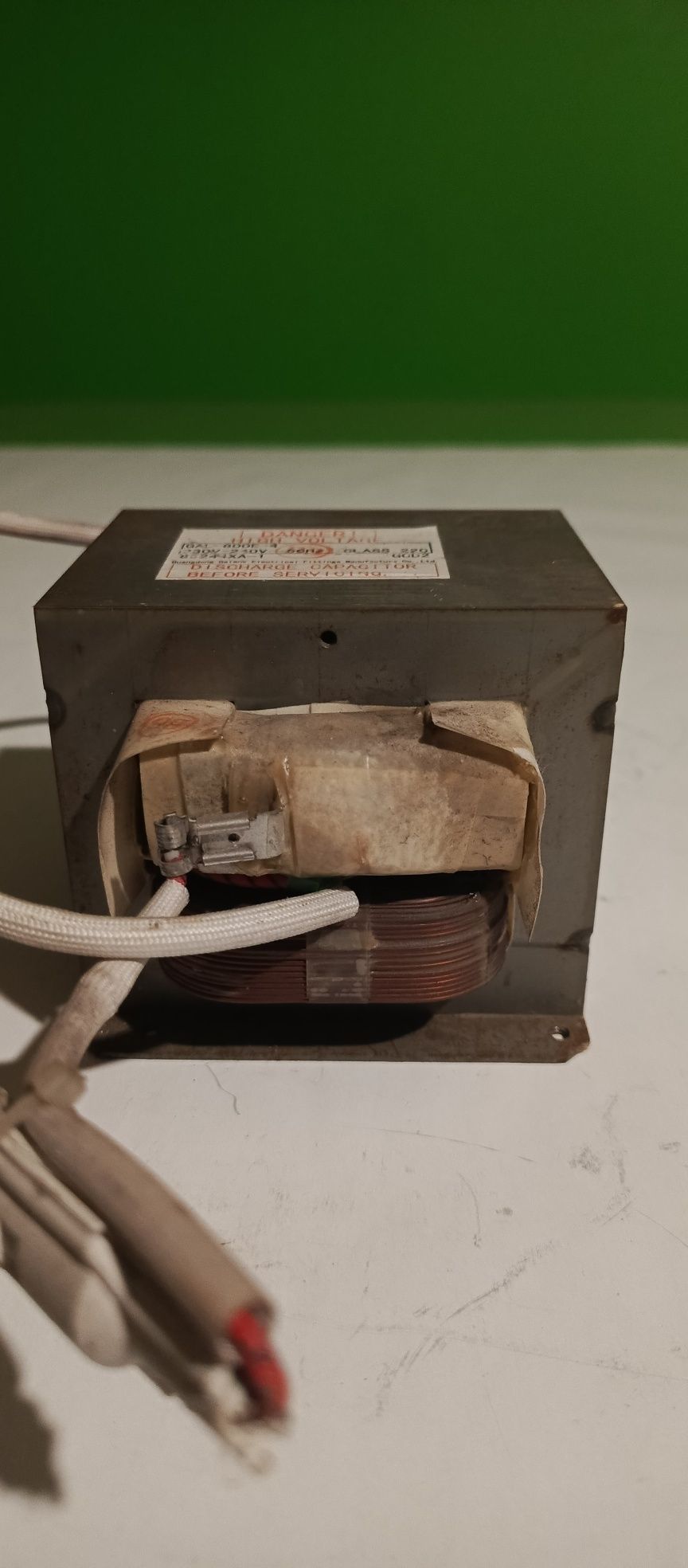 Transformator z mikrofalówki na zgrzewarkę punktową lub elektromagnes.